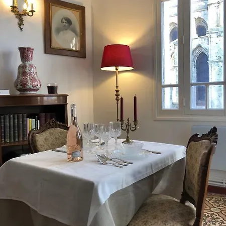 Le Logis Du Chanoine, 50 M2 And Terrace Face To Cathedral Apartmán *